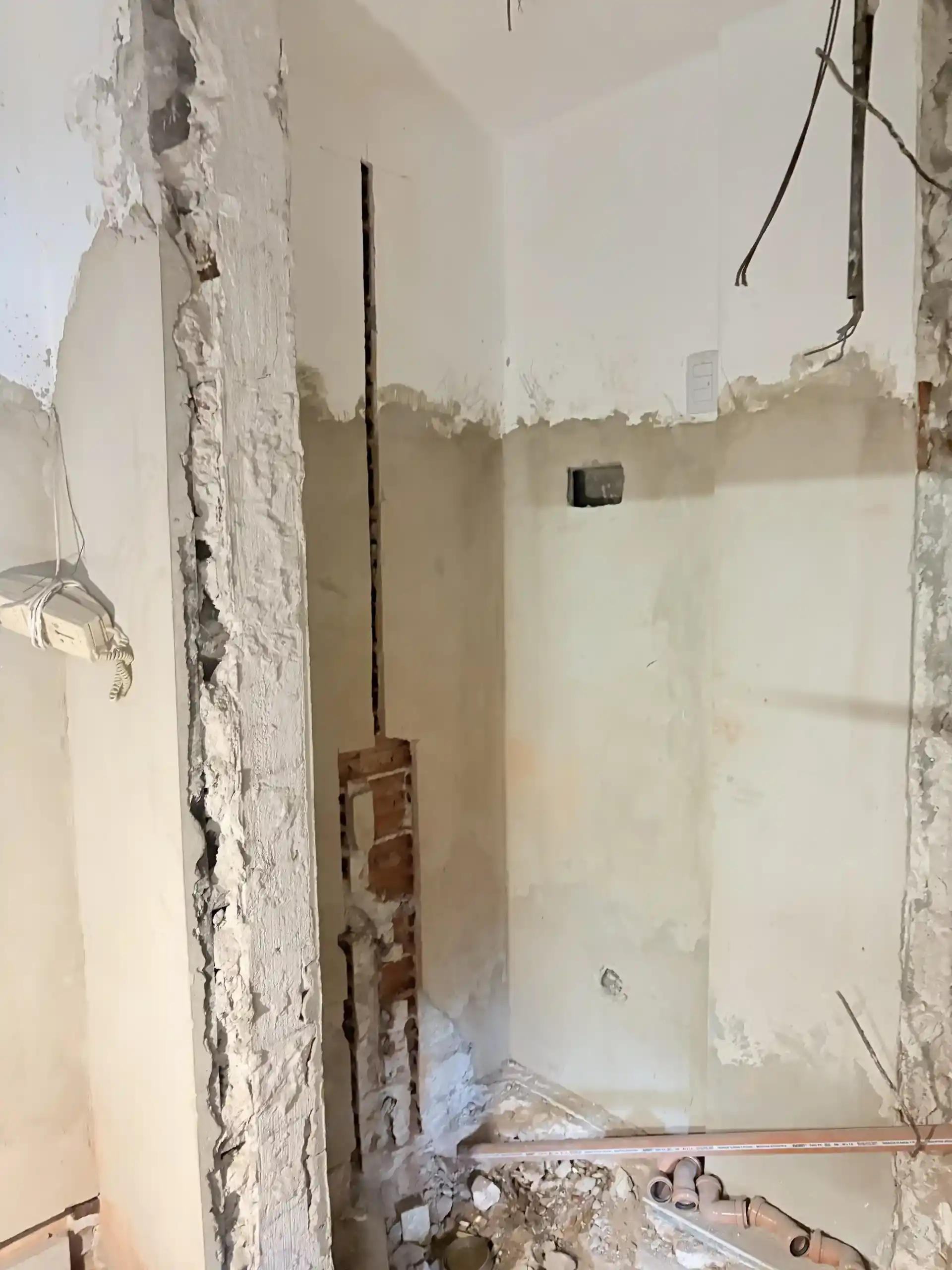 Obra de reforma en proceso: canaleteado de muros para instalaciones, PADOVA Estudio